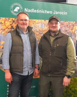Fot&#x2e;&#x20;WoJak&#x20;09&#x2e;05&#x2e;2025&#x20;Uczestnicy&#x20;warsztatów&#x20;leśnych&#x20;połączonych&#x20;ze&#x20;spotkaniem&#x20;autorskim&#x20;z&#x20;M&#x2e;&#x20;Jezierskim&#x20;prowadzącym&#x20;&#x22;Rok&#x20;w&#x20;ogrodzie&#x22;
