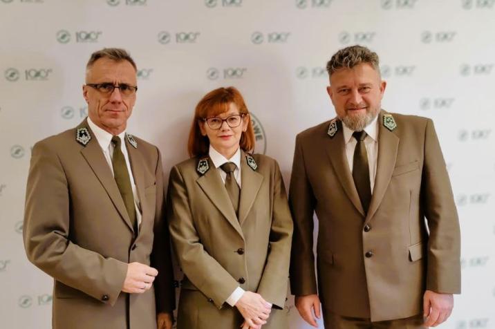 Fotografia&#x20;od&#x20;lewej&#x20;przedstawia&#x20;nowego&#x20;szefa&#x20;RDLP&#x20;w&#x20;Poznaniu&#x20;Wiesława&#x20;Krzewinę&#x2c;&#x20;Małgorzatę&#x20;Kurowską&#x20;zastępcę&#x20;dyrektora&#x20;ds&#x2e;&#x20;ekonomicznych&#x20;oraz&#x20;dyrektora&#x20;generalnego&#x20;Lasów&#x20;Państwowych&#x20;Witolda&#x20;Kosa&#x2e;&#x20;Źrodło&#x3a;&#x20;archiwum&#x20;RDLP&#x20;w&#x20;Poznaniu
